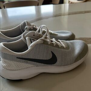 Nike White and Gray Women’s Athletic Shoes, size 8.5